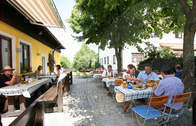 Biergarten im Gasthof zum Sonnenwald (An heißen Sommertagen lädt der urige Biergarten im Traditions-Gasthof zum Sonnenwald zum Relaxen ein.)