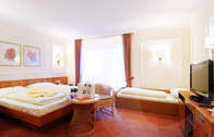 Dreibettzimmer im Hotel Lindenhof im Passauer Land in Niederbayern (Komfortabel eingerichtete Dreibettzimmer erwarten Sie im Hotel Lindenhof im Passauer Land in Niederbayern.)