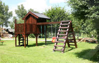 Spielplatz im Gasthof zum Sonnenwald (Für unsere kleinen Urlaubsgäste steht ein großer Garten mit Spielplatz bereit.)